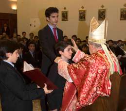 Don Carlos Osoro, arzobispo de Madrid, confirma a los alumnos de 3.º de ESO